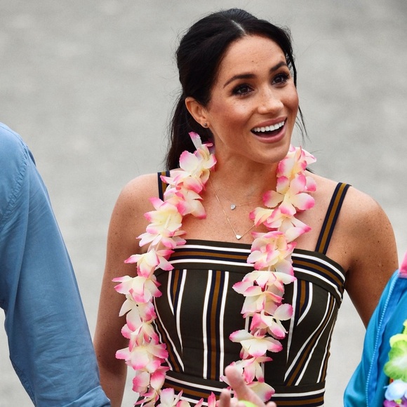 NEW Meghan Markle Inspired Yellow Gold-Filled Inverted Teardrop Pendant Necklace - Picture 8 of 11